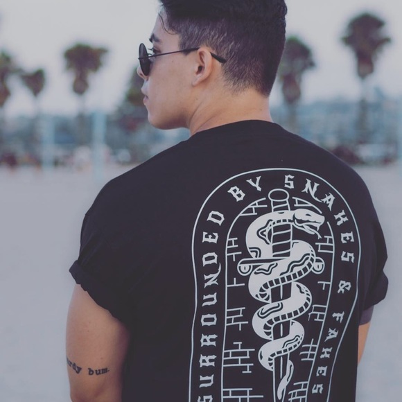 SNAKES & FAKES TEE - Picture 5 of 5